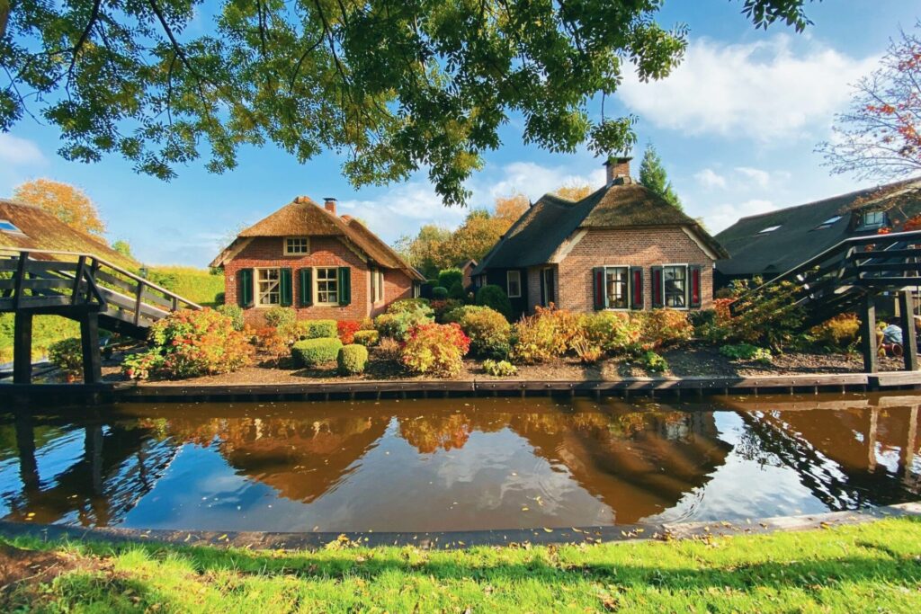 オランダのベニスとも呼ばれるヒートホールン　ヨーロッパ美しい村30選にも選ばれた、茅葺屋根と運河が美しい水郷の村